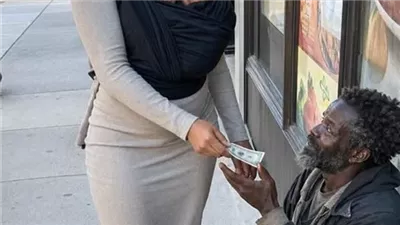 أعطت آخر ما تملك لرجلٍ مشرّد… وبعد 27 عامًا عاد ليغيّر حياتها بالكامل!