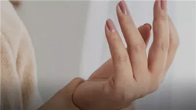 تنميل اليدين أثناء النوم.. الأسباب المحتملة ومتى يستدعي القلق؟