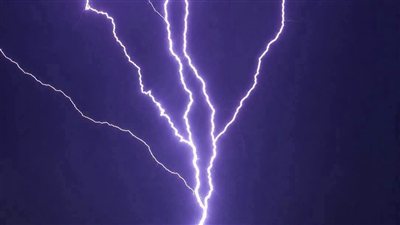 صاعقة قوية تضرب برج الساعة بمكة المكرمة في مشهد مهيب