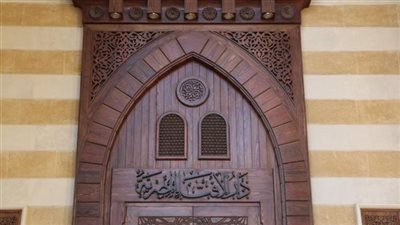 ما حكم الامساك بيد الزوجة؟ وعقۏبة الزوج الذي يفعل ذلك