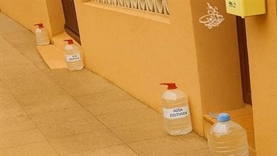 هل تعرف لماذا يضع الأشخاص في أسبانيا قوارير المياه الكبيرة خارج أبواب منازلهم؟ 